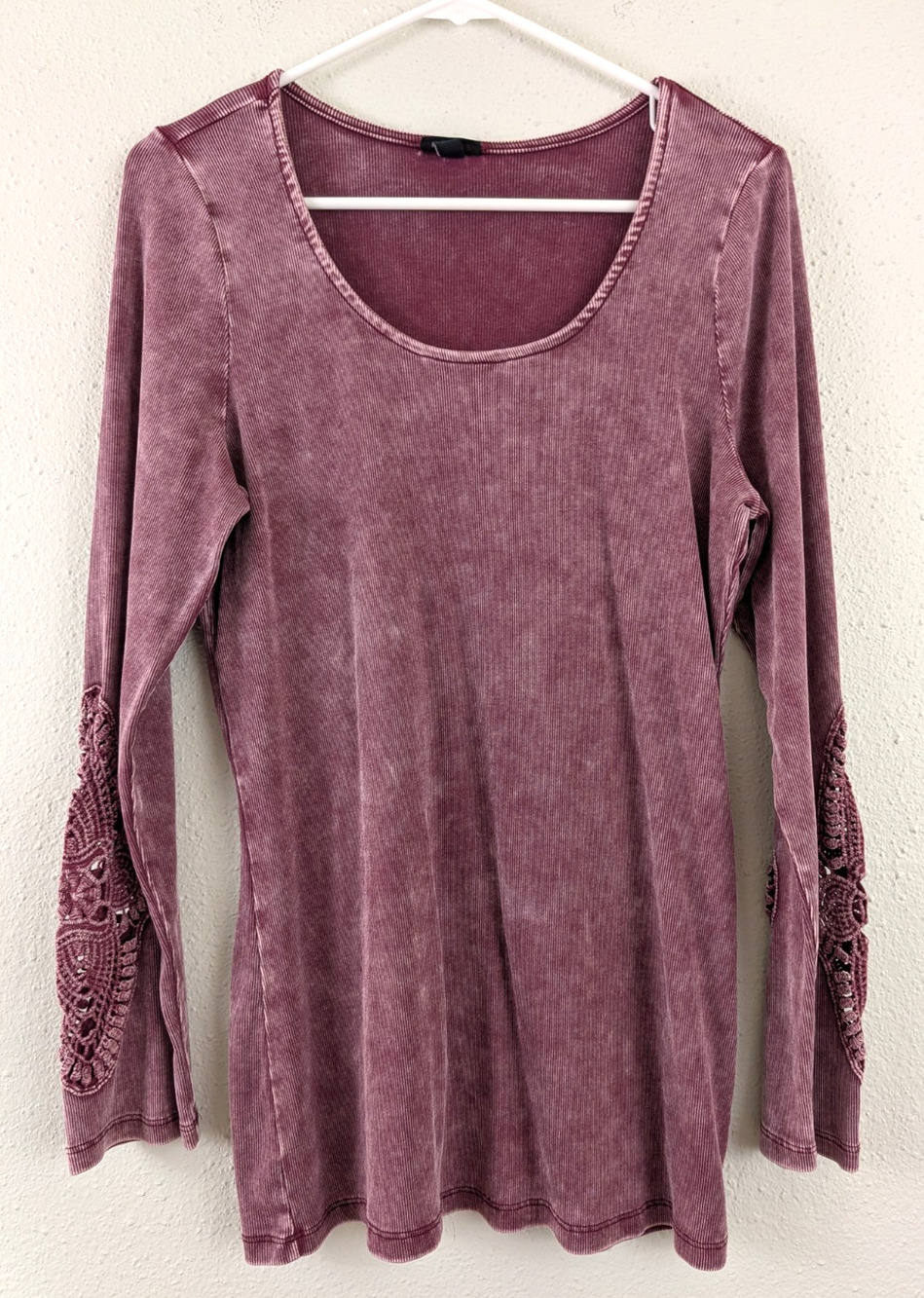 Torrid sz 1 or 1X Ribbed knit T-shirt crochet lace art on sleeve burgundy 0508